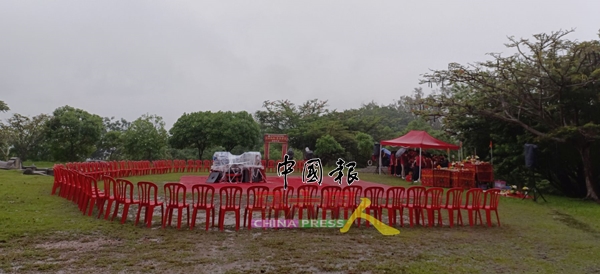 因大雨的关系，原本在山上的仪式，无法进行。