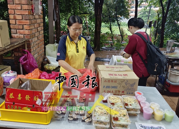 邓莉华收拾食物和饮料，准备前往兴安会馆继续摆卖。