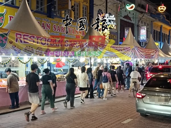 众多市民及游客到来逛屠妖节市集，感受浓厚节日氛围。