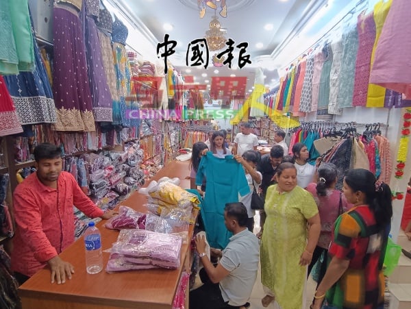 印裔传统服饰店人潮如鲗，许多民众和游客忙着挑选节庆服装。