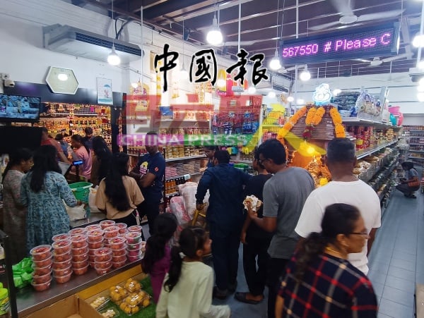 印裔传统商店人潮不断，顾客忙着选购各种屠妖节用品，为佳节做准备。