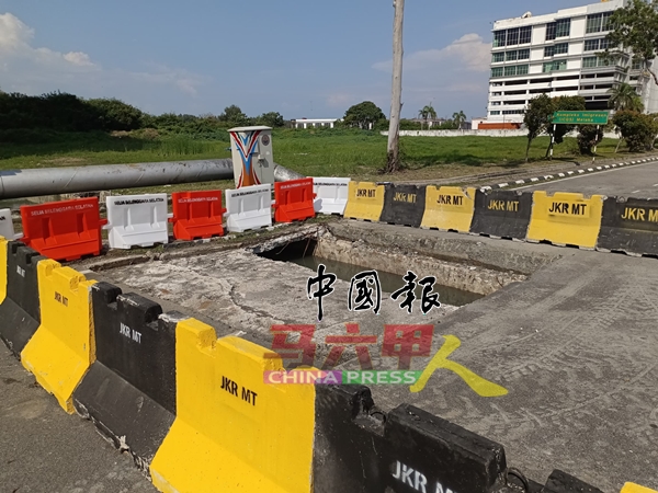 大路坑的路段仍然关闭，周遭已经围起来。