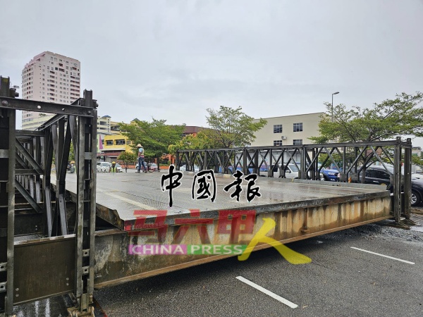 甲市赛阿都阿兹沿海公路前往哥打沙班达方向的主要大路，出现大路坑，公共工程局在隔壁车道设倍力桥，作为暂时性的替代道路。