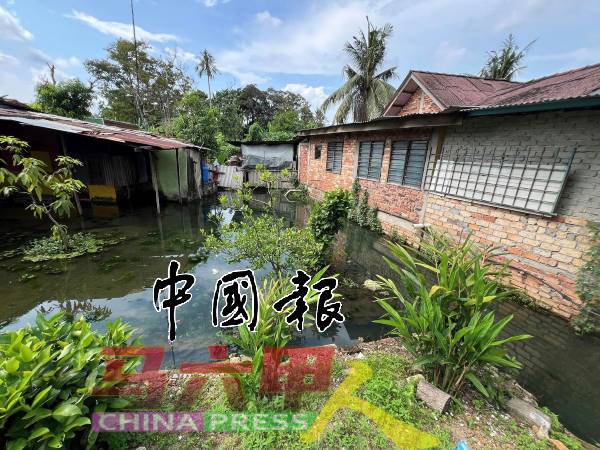 甘榜双溪布达一户住家每逢下雨必遭遇水灾，原因竟然是原有排水系统的出口被邻居恶意封闭，导致雨水无法正常排放。