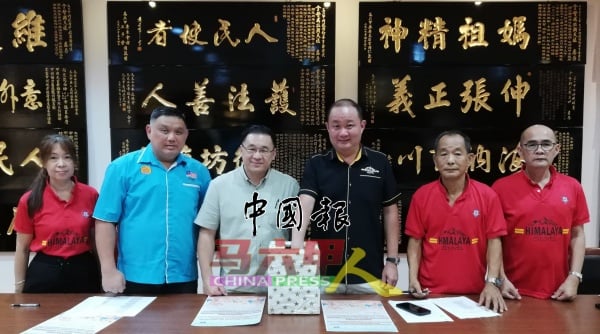 罗德发（右3）主持抽签仪式。左起郑美丽、杨庆权、颜天禄。右起郭培坚、黎辉强。