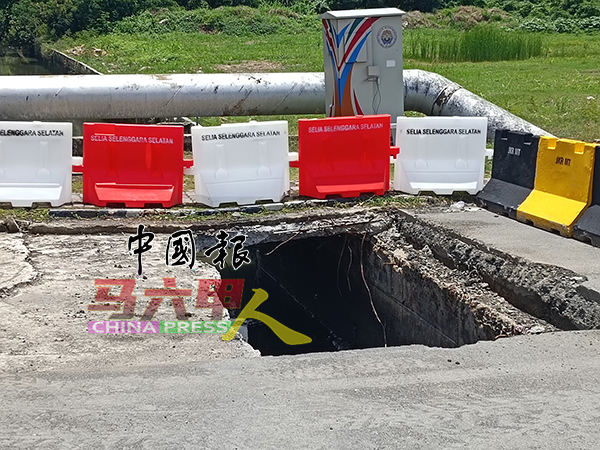 ■出现路坑的道路，下方为出水道。