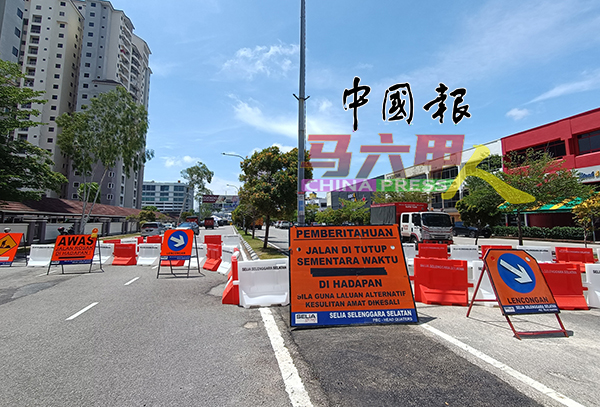 ■关闭的道路现场置放告示牌，以提醒道路使用者。