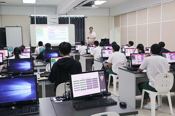 ■培风中学资讯中心备有多间独立教室，学生拥有广阔的上课空间。