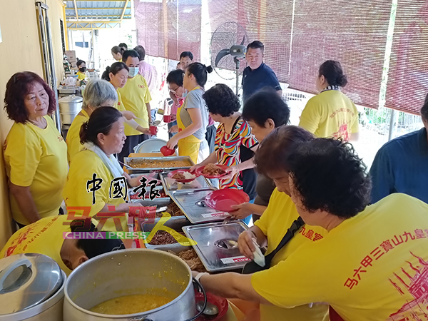 ■九皇宫于九月初一至初九，向社会大众供斋，每天获得不少人到来食用。