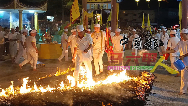 北添宫五营组成员秉持坚定信念与无畏精神，勇敢踏上火路。