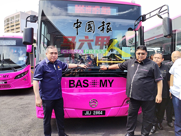 ■甲州粉红巴士BAS.MY上路了！左为陆兆福，右为阿都拉勿。