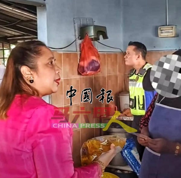 诺丽娜（左）直问饮食店的罗兴亚女员工，有多少包一公斤包装补贴食油。