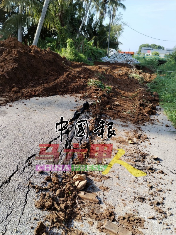 毗邻马六甲河的奔登路下陷。