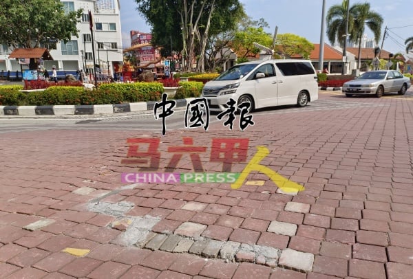 凹凸不平的地砖走道，成了威胁游客安全的陷阱。