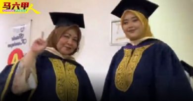 陪女儿一起半工半读 母女4年后同台大学毕业