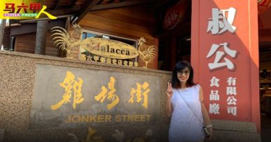 米雪悄悄访甲逛土产店     态度亲民被赞有气质