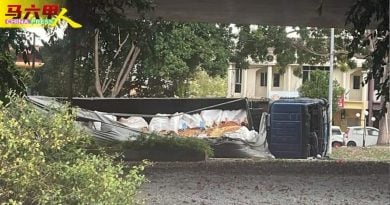 拖格羅厘AMJ转弯处倾斜 车斗货物散落路中