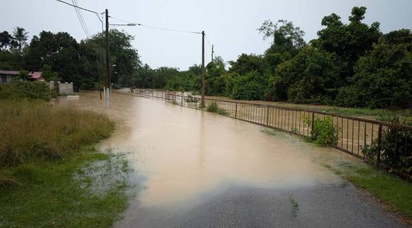 牙力河水滥泛成灾，淹没附近住家。