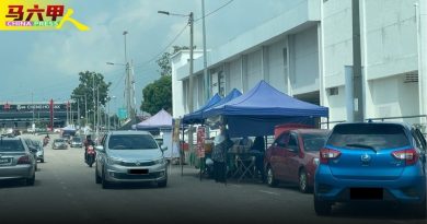 霸占大路车位 电房前炸食物  小贩乱摆摊 罔顾安全