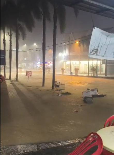 大雨将野新街镇淹没。