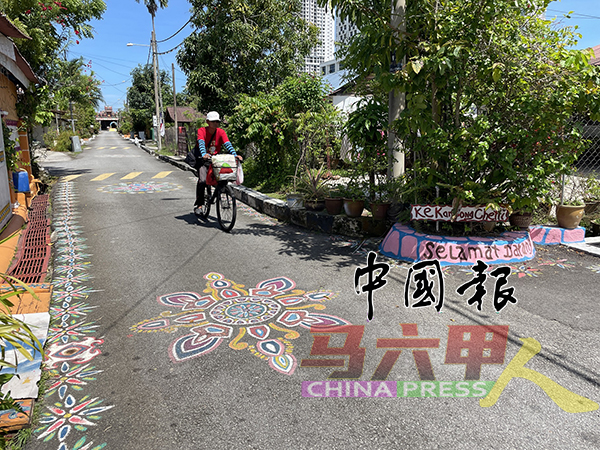 苏比亚为住家门前的村道，画上一朵朵花，道路中央还有以漆料取代米粒绘画而成的”米绘“（kolam）。