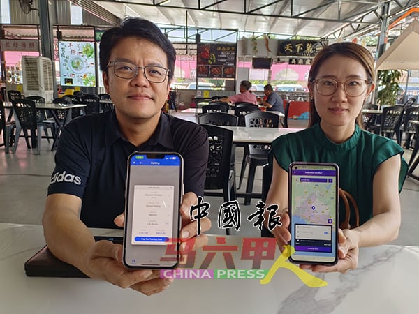 ■李春沅（左起）及骆慧茹说，除了可通过“Melaka Smart Parking”缴付泊车费，车主如今也能使用Touch 'n Go电子钱包，惟目前仅限市政厅辖区的泊车位。