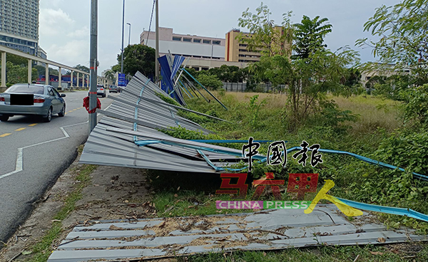 ■马六甲基金局大厦的建筑工地锌片围篱倒下，相信遭暴风雨吹倒。