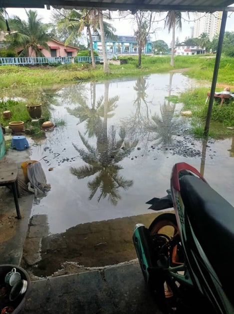 大吉里望甘榜登雅的住家，一旦遇到涨潮，河水倒灌进甘榜区。