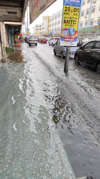 疑是排水不及，大雨后水沟满溢。