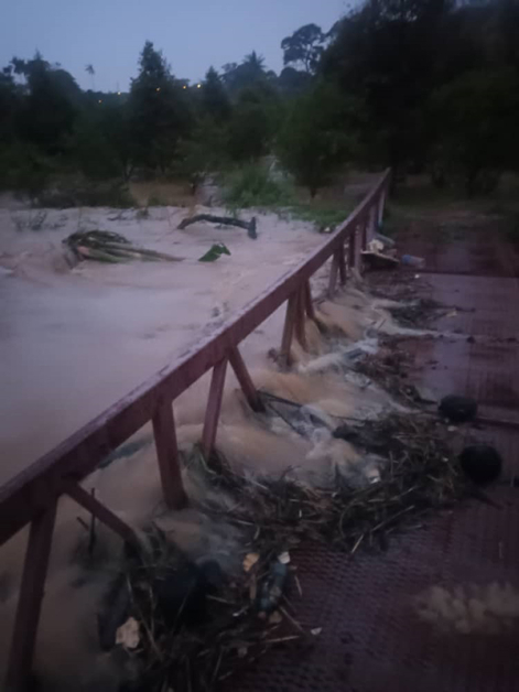 ■大雨加上涨潮，水流很急，阿依沙叻数个菜园地被水淹。