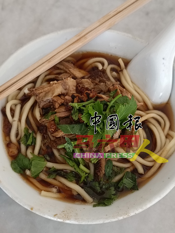 ■潮州卤肉面沿袭了50年的作法，依旧保留潮州鸭肉面的传统风味。