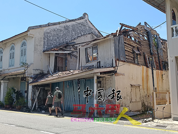 ■怡力区其中一间板屋荒废已久，建筑破烂不堪，路过的公众随时可能被掉落的建材砸伤。