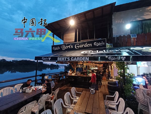  ■坐落于吉里望的Bert's Garden海景餐厅因业者年事已高，两名子女均无意接管，因此决定结束营业。