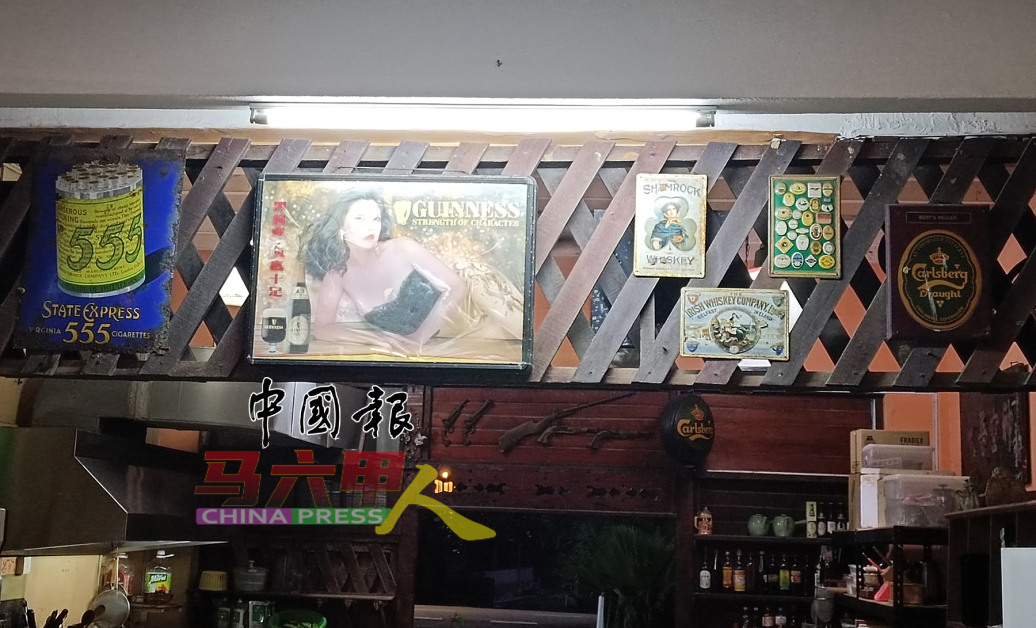 ■餐厅仍保留30年前的各种啤酒广告与海报，如今已成为古董。