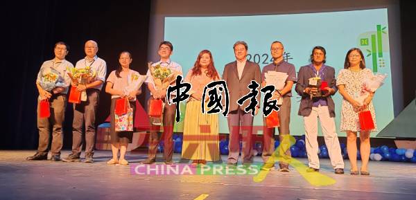 大会颁发2024年培风中学教职员工长期服务奖励给服务10年的老师。