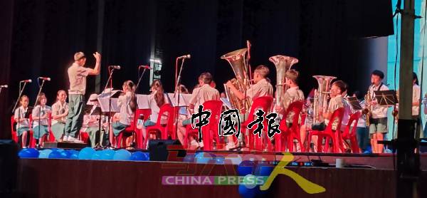 管乐团在尊师节上演奏“海阔天空”。