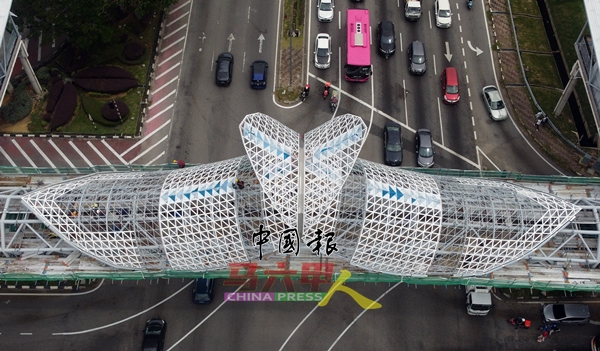 鸟瞰望向马六甲王宫建筑特色的弧形叶片架构，其设计犹如“心形”造型，非常特别。