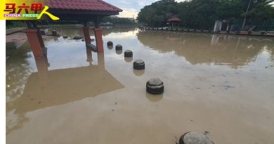 今日马六甲头条｜甲河满溢 人行道变汪洋        涨潮+大雨   民众怕水灾