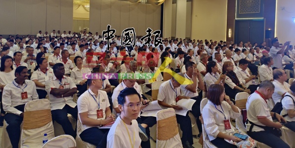 400多名来自甲州的代表们出席大会。