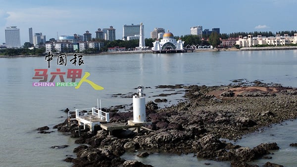 ■吉拉玛礁灯塔（Batu Gelama Lighthouse）距离马六甲双岛城仅0.3海里（555.6公尺），是最靠近甲市区的灯塔。