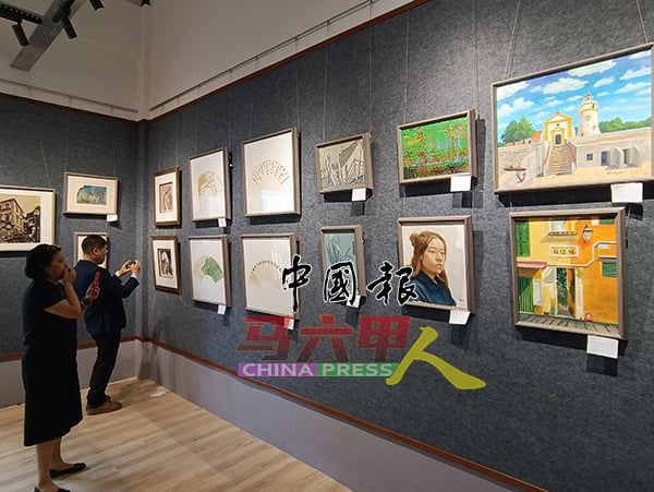 “海丝画韵”庆祝马中建交50周年“一带一路”国际美术展，即日起至11月4日在马六甲K7活动中心展出。