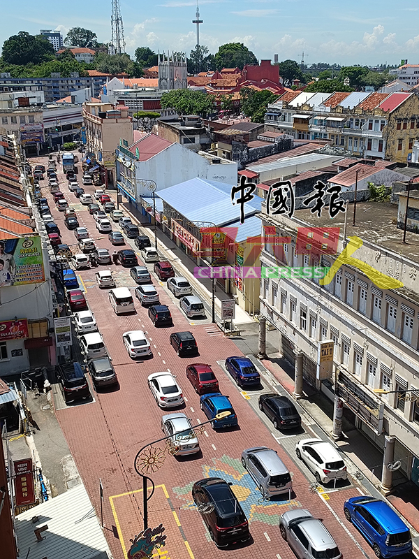 通往马六甲世遗区的新路，车水马龙，交通缓慢行驶。