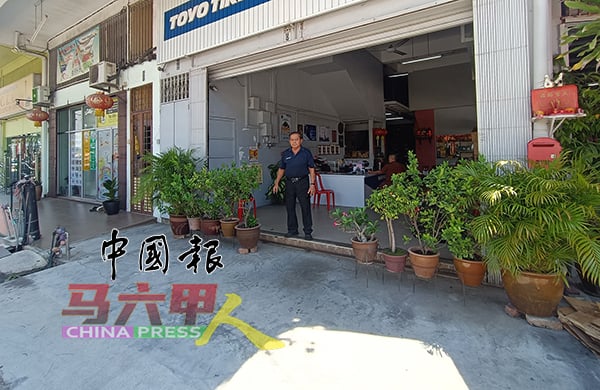 ■颜贞强指花盆摆放在店门前而遭开罚单。