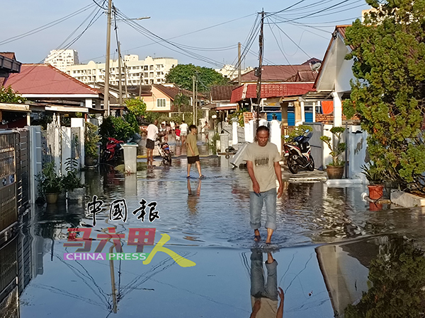 葡萄牙村连续两天遭遇大海朝，海水淹没该村的街道与住家范围。