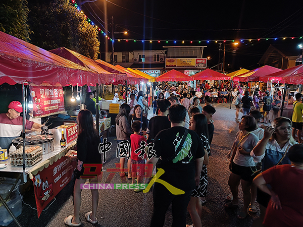 ■马接峇鲁美食街设有25个摊档，售卖各类美食及饮料。