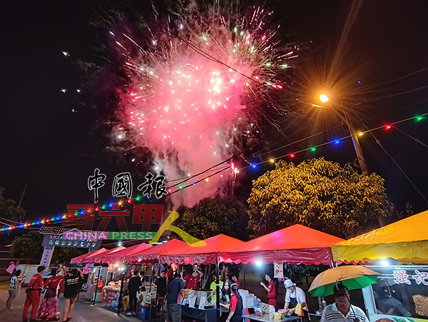 ■大会燃放烟花，让绚丽的光彩在雨幕中绽放，宣布马接峇鲁美食街正式启动。