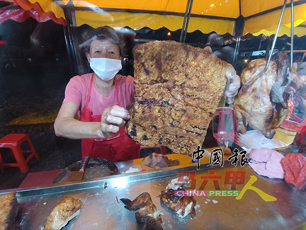 ■烧肉及烧鸡饭也是马接峇鲁美食街售卖的美食之一。