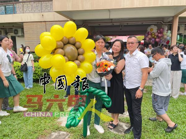 黄天宇（左）鼓励学妹们珍惜时光、刻苦学习，勇敢追求属于自己的梦想。