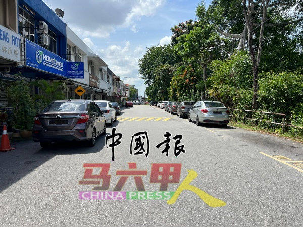 甲岭花园1/2路改成单向道后，路的两侧都会划上泊车位。