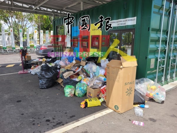 回收站柜台处堆积大批回收物品，相信是一些民众发现回收站没开后，把回收品放下。